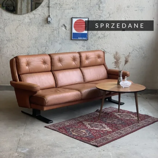 sofa koniak guziki